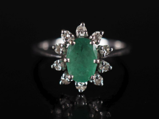 Vente aux enchères Bague de forme marguerite en or blanc 750, sertie en son centre d'une 