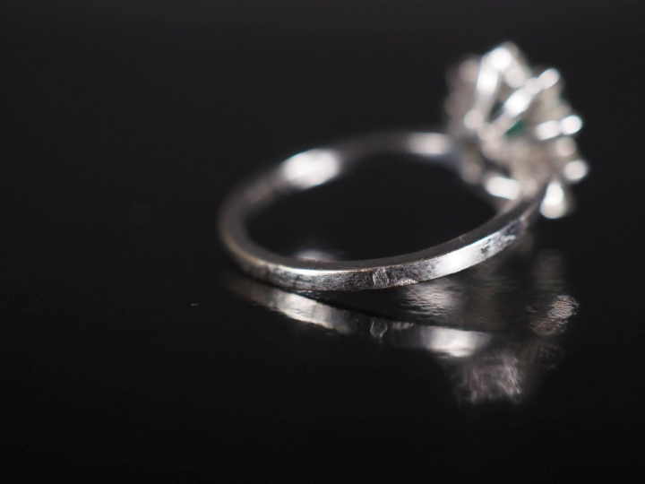 Bague de forme marguerite en or blanc 750, sertie en son centre d'une 