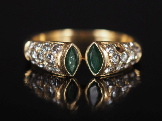 Vente aux enchères Bague jonc en or jaune 750, sertie de deux pierres vertes de forme nav
