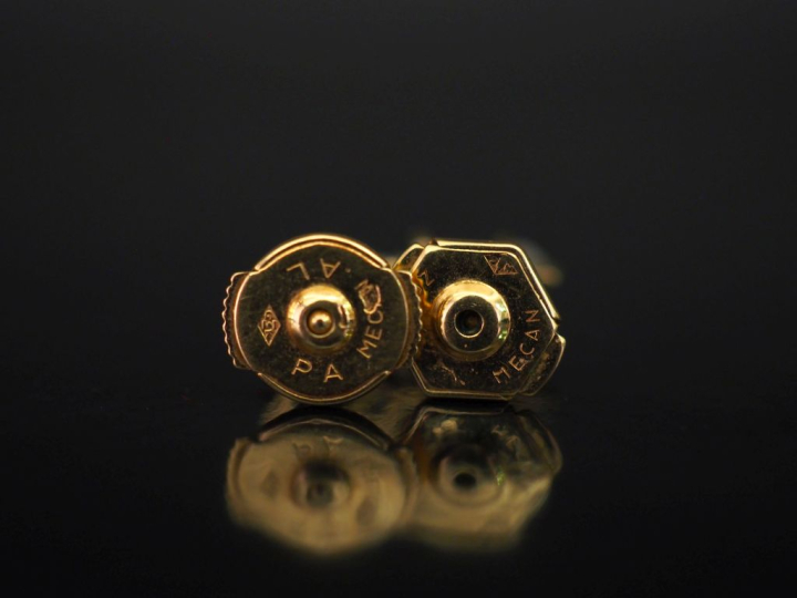 Paire de puces d'oreilles en or jaune 750, serties d'une pierre rouge 