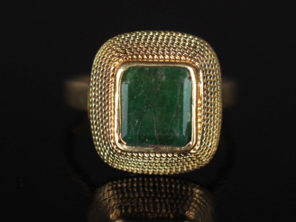 Vente aux enchères Bague en or jaune 750, émeraude, jolie monture à six rangs de maille P