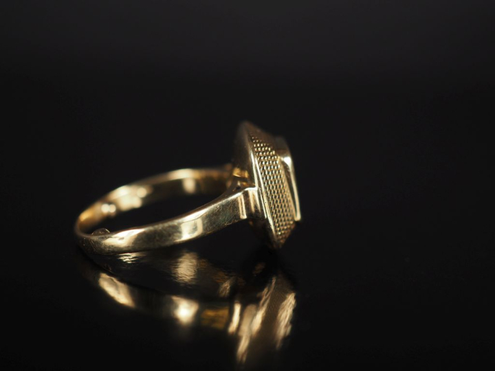 Bague en or jaune 750, émeraude, jolie monture à six rangs de maille P