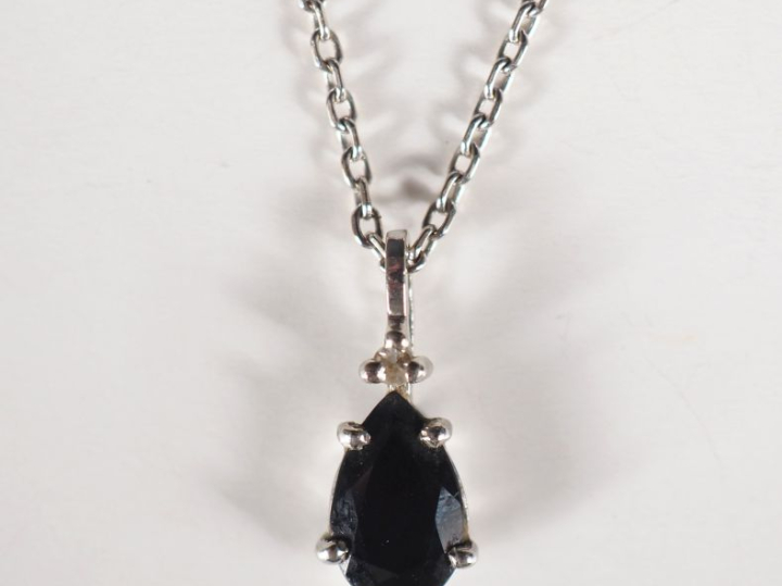 Pendentif en or blanc 750 serti d'un saphir en forme de goutte, surmon