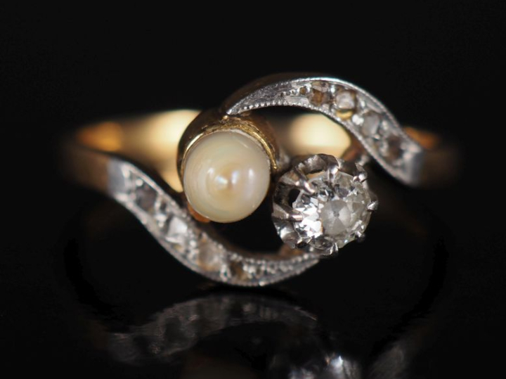 Petite bague tourbillon en or jaune 750, sertie en son centre d'une pe
