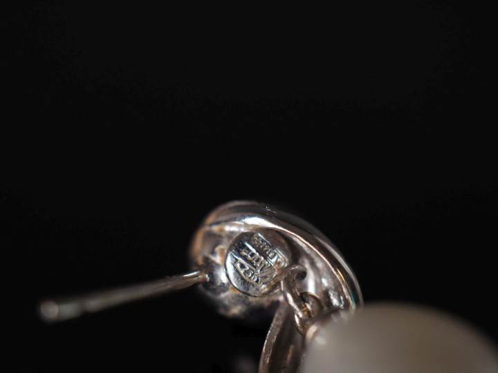 Paire de perces oreilles en or blanc 750, sertis d'une perle grise et 