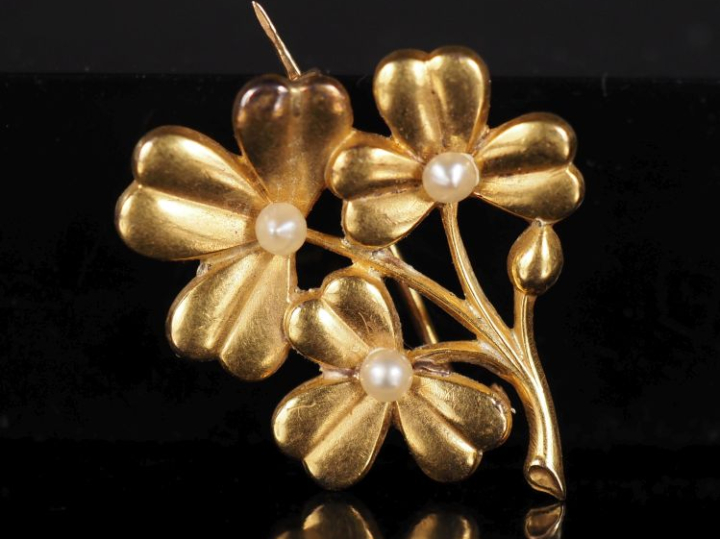 Broche de style Art Nouveau en or jaune 750, trois perles. Poids tel :