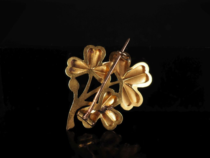 Broche de style Art Nouveau en or jaune 750, trois perles. Poids tel :