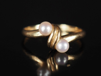 Vente aux enchères Jolie petite bague de forme mouvementée en or jaune 750, sertie de deu