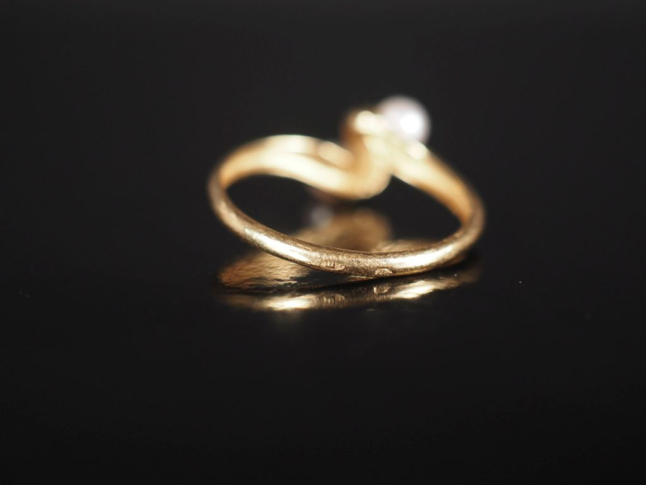 Jolie petite bague de forme mouvementée en or jaune 750, sertie de deu