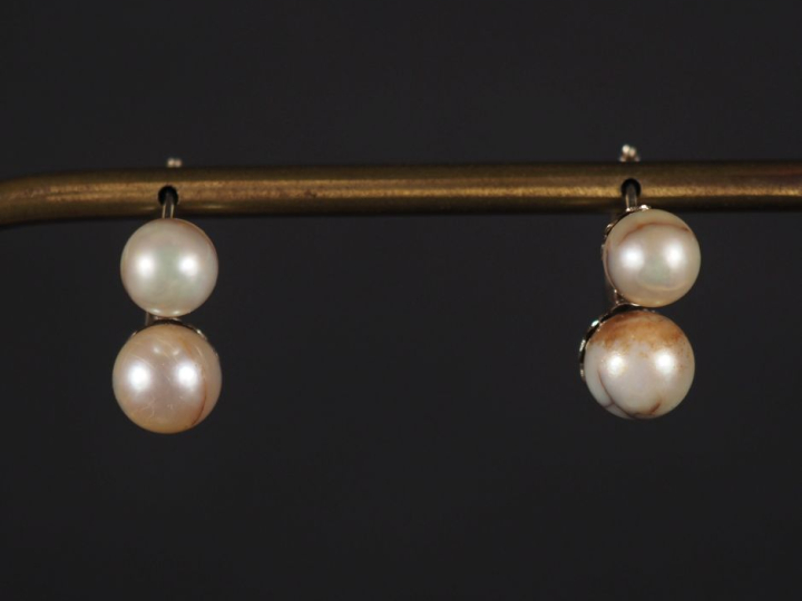 Paire de perces oreilles en or blanc 750, agrémentés de deux perles bl