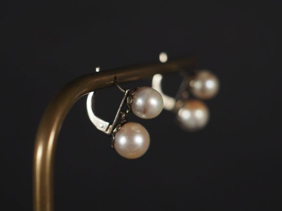 Paire de perces oreilles en or blanc 750, agrémentés de deux perles bl