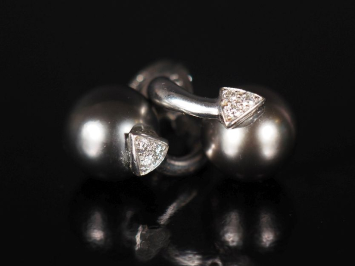Paire de perces oreilles en or blanc 750, sertis d'une perle grise, l'