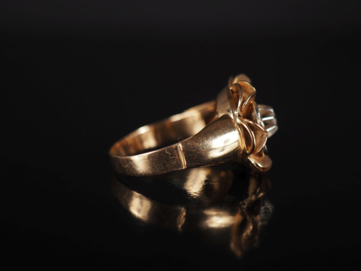 Bague marguerite en or ornée d'un diamant central, pierres autour à l'