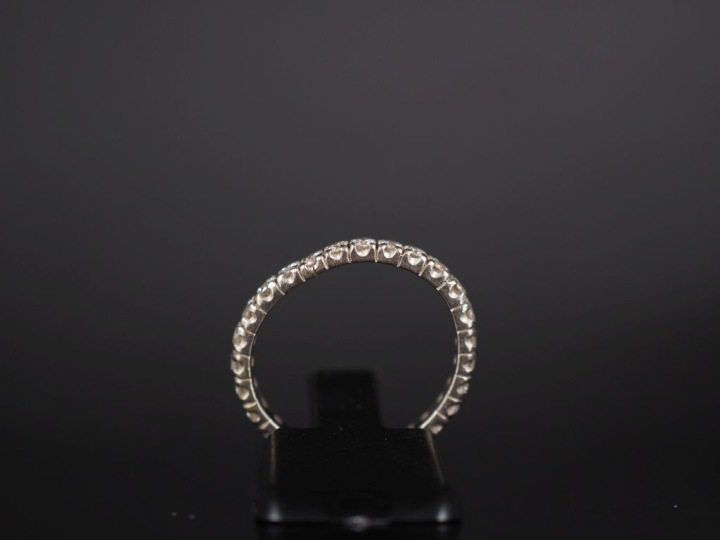 Alliance américaine en or blanc 750, sertie de petits diamants  TDD : 