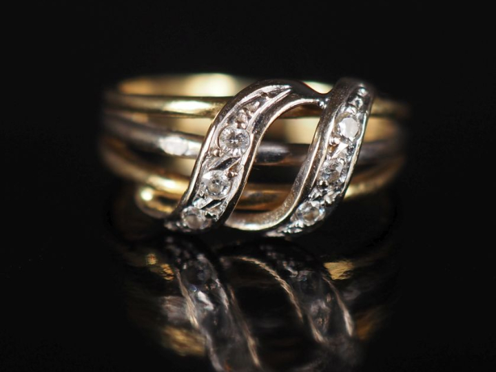 Bague trois anneaux deux ors et pierres imitation du diamant. Poids : 