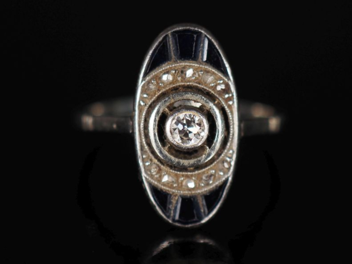 Bague de style Art Déco de forme ovale en or blanc 750, sertie en son 