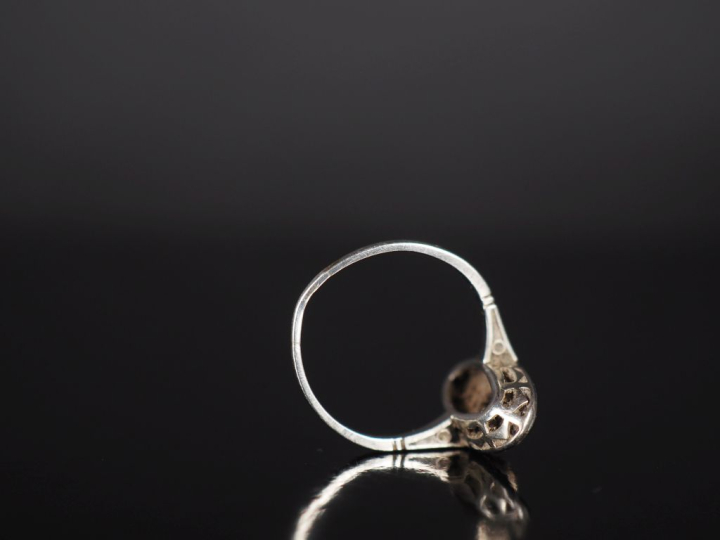 Bague de style Art Déco de forme ovale en or blanc 750, sertie en son 