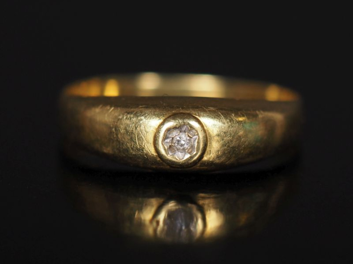 Bague jonc en or 750, petit brillant TDD 58  Poids tel : 1,84 g   