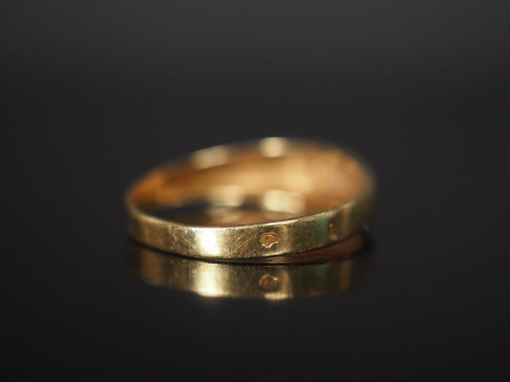Bague jonc en or 750, petit brillant TDD 58  Poids tel : 1,84 g   