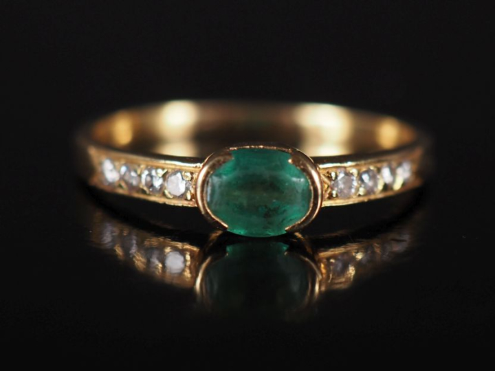 Bague en or 750, émeraude entourée de deux lignes de 4 diamants TDD : 