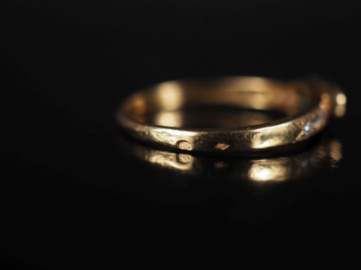 Bague en or 750, émeraude entourée de deux lignes de 4 diamants TDD : 