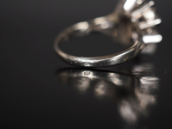 Bague marguerite en or blanc 750, saphir (?) et imitation du diamant. 
