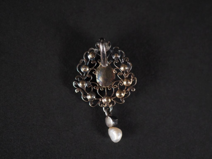 Pendentif 1900 en argent, roses et deux perles de forme baroque dont u