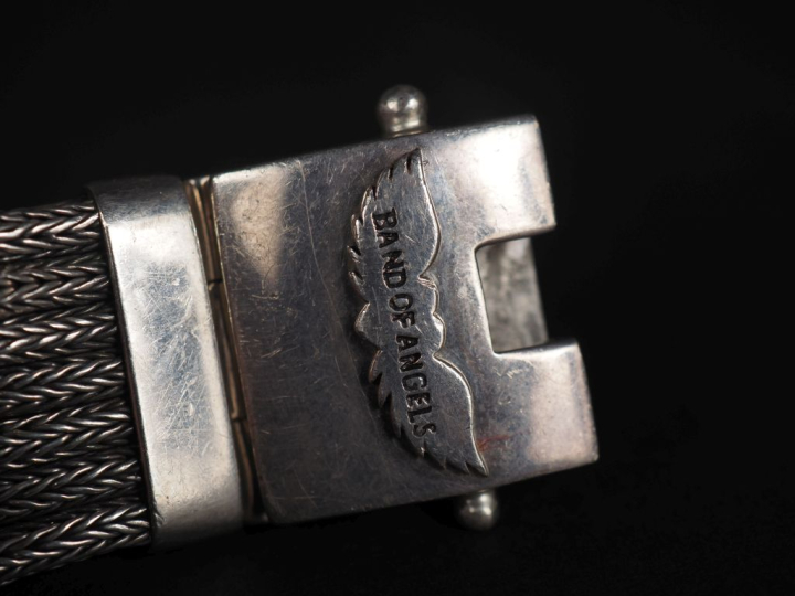 Bracelet en argent, à 14 rangs de maille tressée  signé Band of Angels