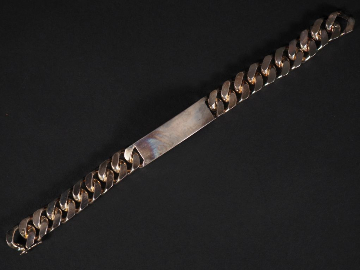 Gourmette en argent, non gravée Poids : 89 g   