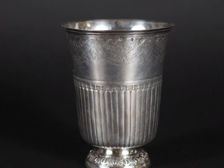 Timbale tulipe en argent XVIIIème Versailles Poids : 132 g   