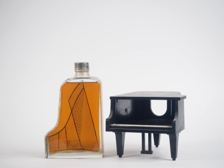 SUNTORY 'ROYAL' 60 cl -  43 % - COFFRET PIANO 