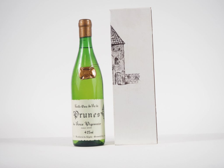 1 BOUTEILLE VIEILLE EAU DE VIE DE PRUNES DU VIEUX PIGEONNIER DITILLESR