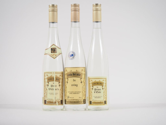 Vente aux enchères 3 BOUTEILLES JEAN DELPONT  : 1 EAU DE VIE DE POIRE WILIAMS 70 cl - 50 