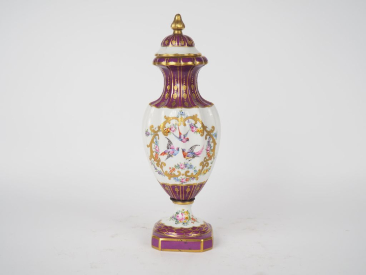 Vase couvert de style Louis XVI en porcelaine polychrome à décor d'ois