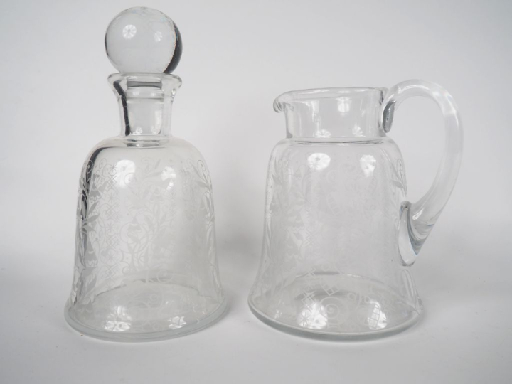 BACCARAT.  Décanteur et carafe en cristal gravé. Signés