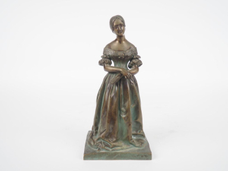 Vente aux enchères Ecole française vers 1900. "le billet"  Sujet en bronze, à patine vert