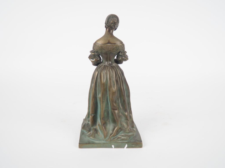 Ecole française vers 1900. "le billet"  Sujet en bronze, à patine vert