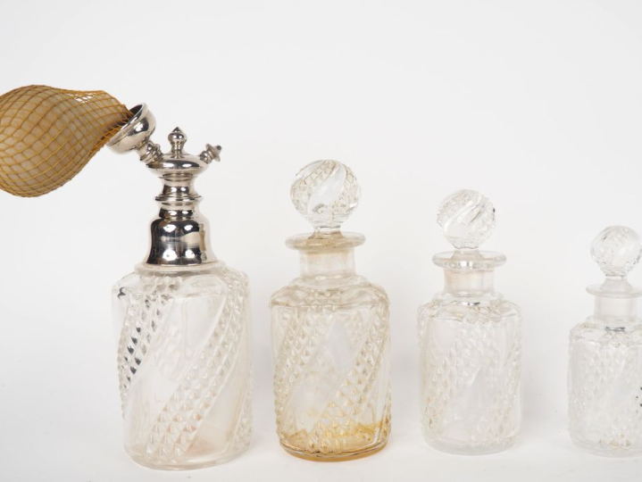 BACCARAT. Garniture de toilette quatre pièces en cristal à décor en sp