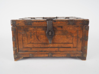 Vente aux enchères Coffret de voyage en bois mouluré, ouvrant à un abattant. Dim. 16,5 x 