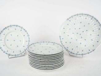 Vente aux enchères LIMOGES France. Partie de service à dessert en porcelaine décor aux ba