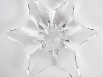 Vente aux enchères BACCARAT. Vide-poche en cristal moulé. Signé. Diam. 26 cm.