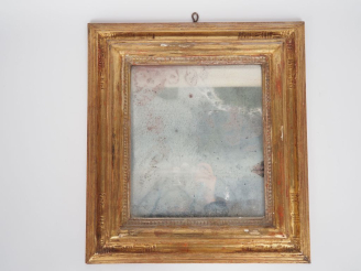 Vente aux enchères Miroir de toilette en bois mouluré et doré. Dim. 43 x 40 cm.