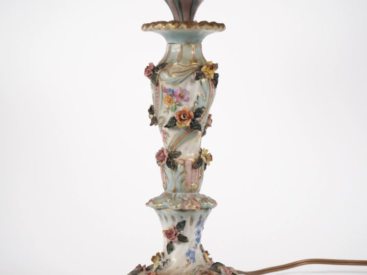 Bougeoir 1900 en porcelaine polychrome à décor de fleurs en léger reli