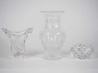 Vente aux enchères SAINT LOUIS. Vase en cristal taillé à décor de palmettes et de croisil