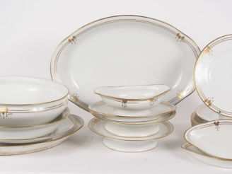 Vente aux enchères LIMOGES France. Partie de service de table en porcelaine à décor doré 