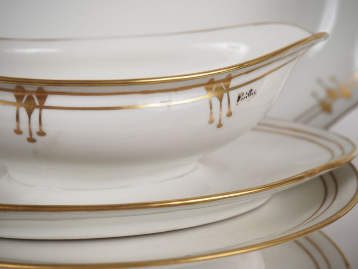 LIMOGES France. Partie de service de table en porcelaine à décor doré 