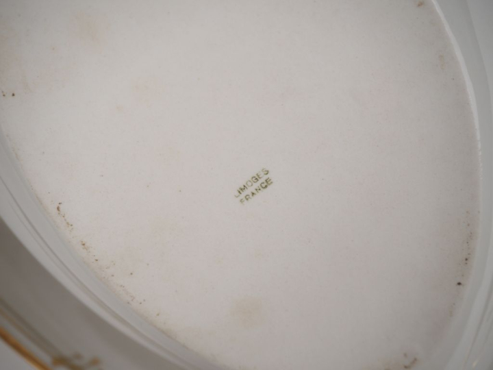 LIMOGES France. Partie de service de table en porcelaine à décor doré 