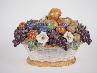 Vente aux enchères Centre de table en céramique polychrome en forme de corbeille de fruit