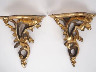 Vente aux enchères Paire de petites sellettes d'applique en bois doré de style rocaille. 