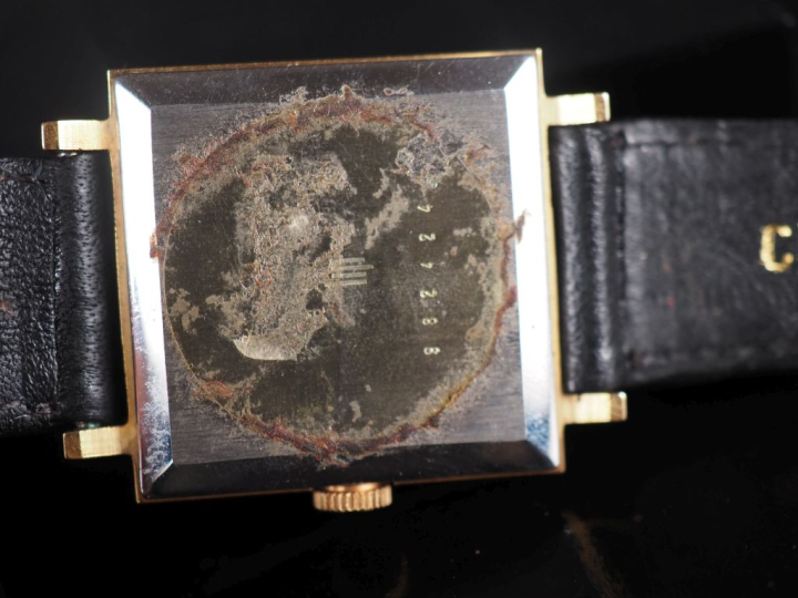 LIP, Dauphine Ref. 982424 Montre bracelet vintage en métal doré.  Cadr